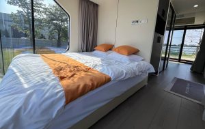 E6-Fully-Furnished-Capsule-Houses-for-Saving-Time-Boosting-Profit_
